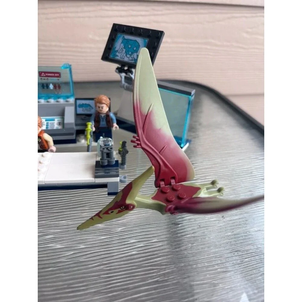 Lego Jurassic World Dr Wu’s Lab Bady Dinosaur Breakout + Pteranadon Chase